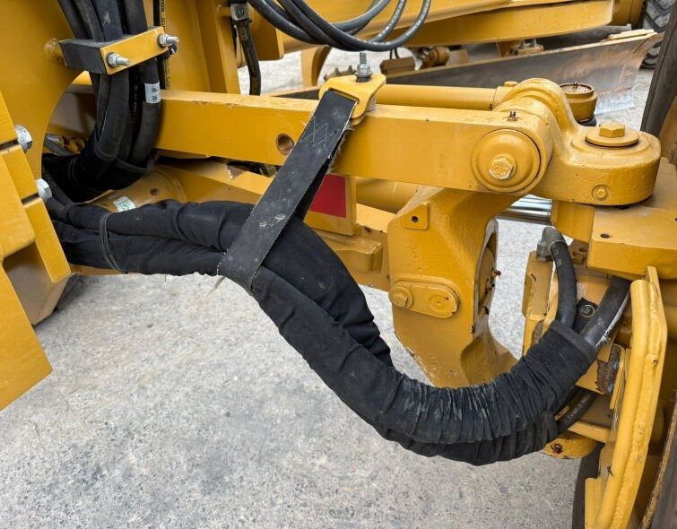 CATERPILLAR  140 AWD ***IMPECCABLE***